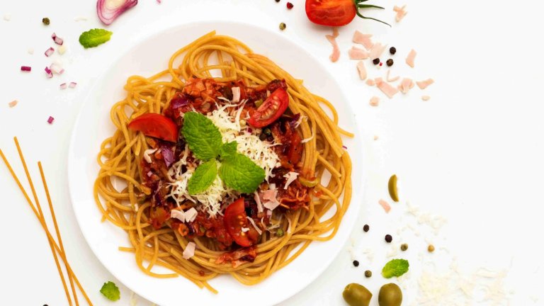 Celozrnné špagety se šunkou a rajčaty