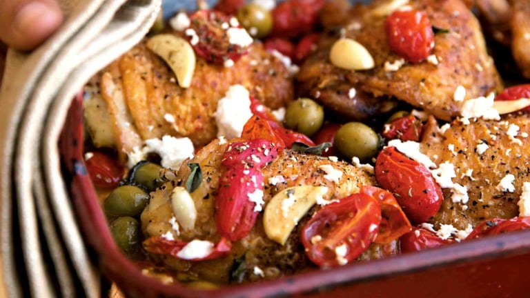 Středomořská kuřecí stehna s rajčaty, olivami a sýrem feta 