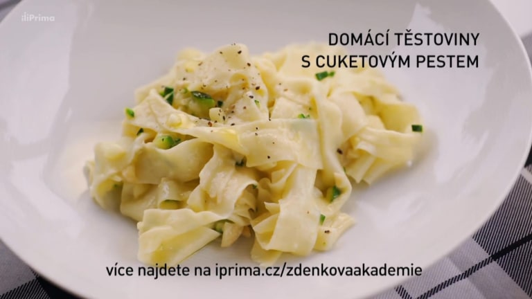 Domácí těstoviny s cuketovým pestem Domácí těstoviny s cuketovým pestem