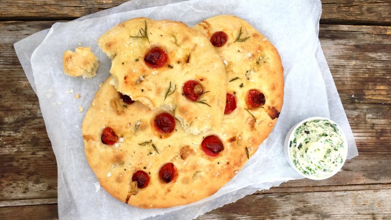 Focaccia s opečeným česnekem a rajčaty Focaccia s opečeným česnekem a rajčaty