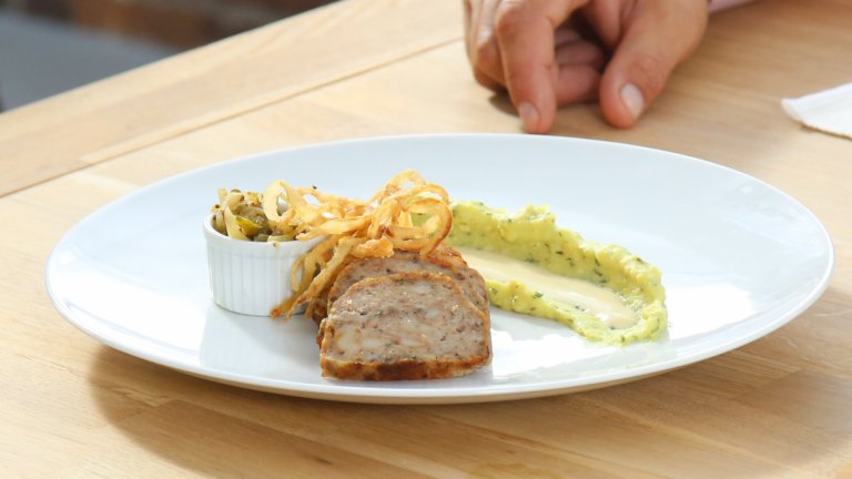 Poctivá sekaná, bylinkovo bramborové pyré a okurkový relish Poctivá sekaná, bylinkovo bramborové pyré a okurkový relish