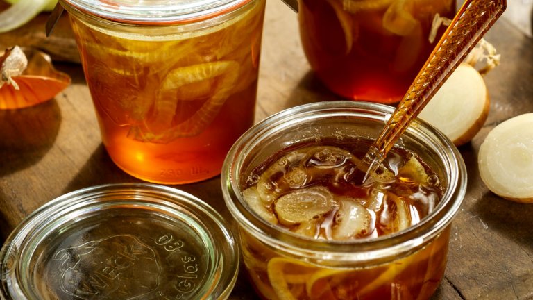Medovo-cibulový sirup proti kašli a nachlazení