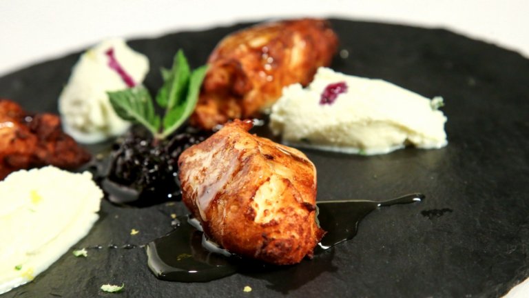 FRITTELLE DI RICOTTA CON MIELE FRITTELLE DI RICOTTA CON MIELE