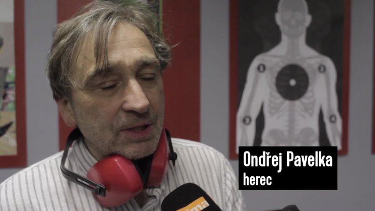 Polda II - herec Ondřej Pavelka na střelnici Polda II - herec Ondřej Pavelka na střelnici