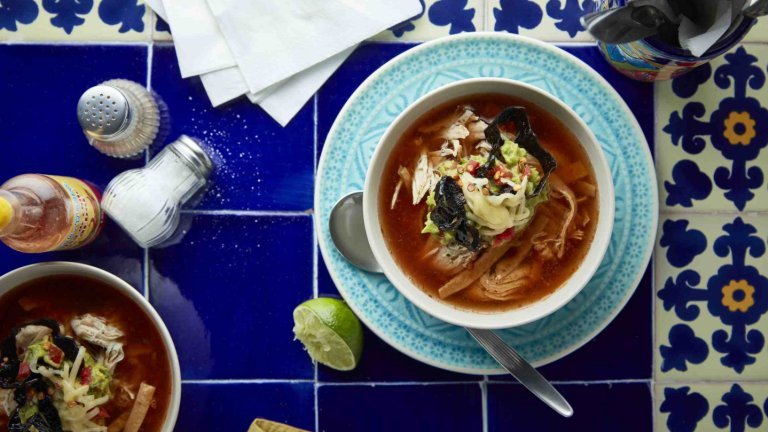 Legendární mexická polévka Sopa Azteca z Las Adelitas