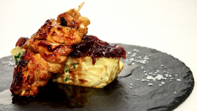 Pollo al ajillo con tortilla y cebolla caramelizada Pollo al ajillo con tortilla y cebolla caramelizada