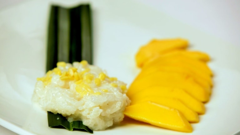 Sticky Rice with Mangoes Kao niaw ma muang - Lepivá rýže s kokosovým mlékem a mangem Sticky Rice with Mangoes Kao niaw ma muang - Lepivá rýže s kokosovým mlékem a mangem