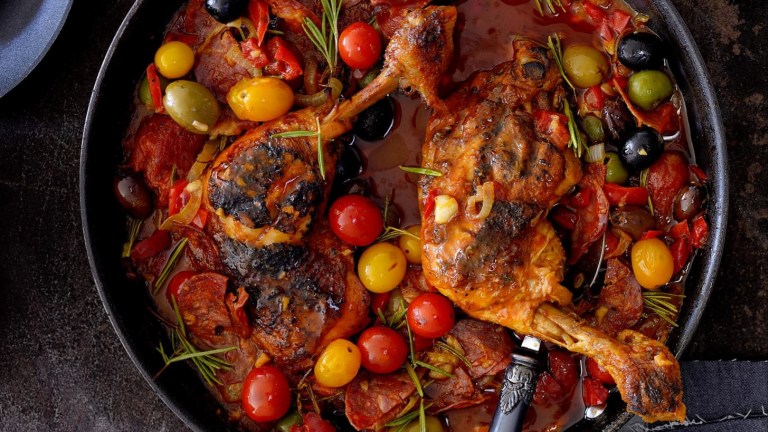 Pikantní kuře ve španělském stylu s chorizem a olivami