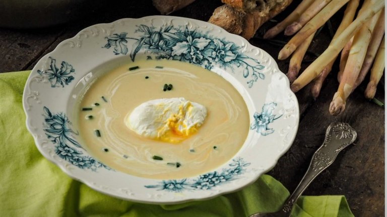 Krémová polévka z bílého chřestu se zastřeným vejcem