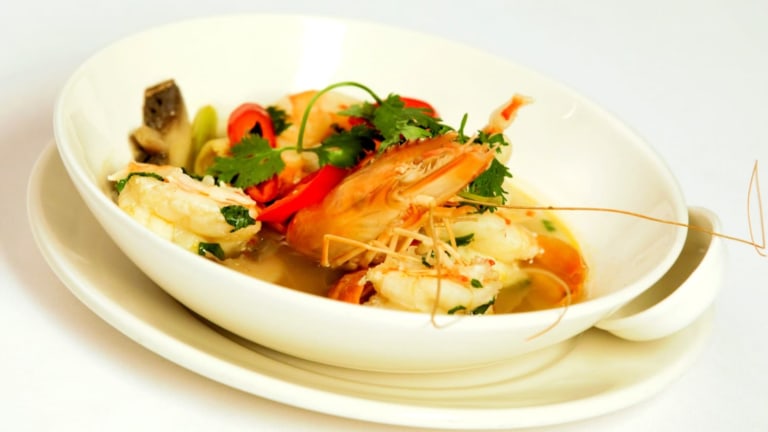 Tom yum Koong (Pálivá polévka s krevetami a citrónovou trávou) Tom yum Koong (Pálivá polévka s krevetami a citrónovou trávou)