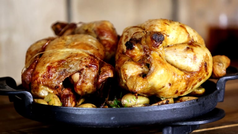 Kuře pečené na rožni s bramborami