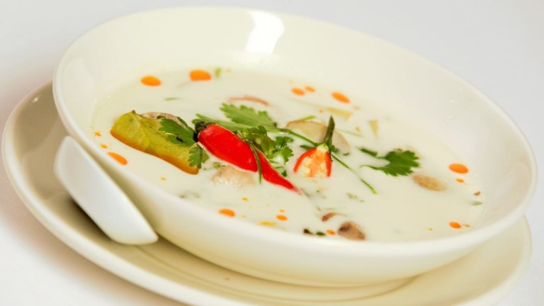 Polévka Tom Kha Kai (Pálivá kuřecí polévka s kokosovým mlékem a galangou) Polévka Tom Kha Kai (Pálivá kuřecí polévka s kokosovým mlékem a galangou)
