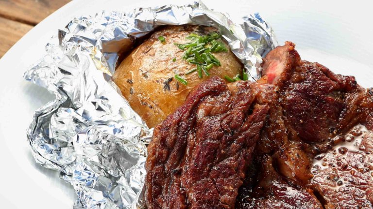 Rib eye steak s pečenými bramborami na grilu