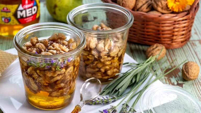 Nakládané vlašské ořechy v medu