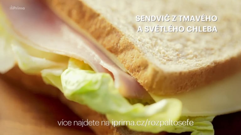 Sendvič z tmavého a světlého chleba Sendvič z tmavého a světlého chleba