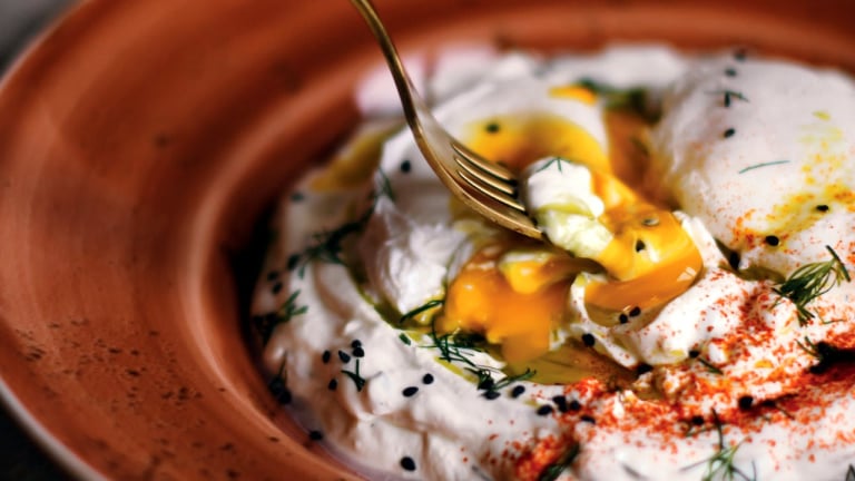 Turecká vejce s jogurtem a chilli máslem 