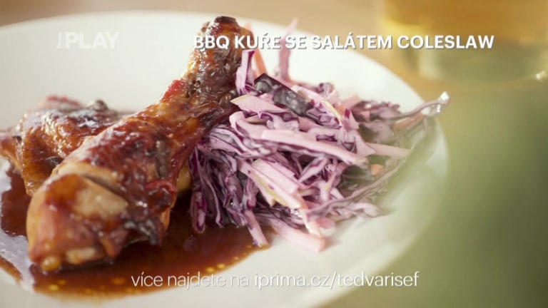 BBQ kuře se salátem coleslaw