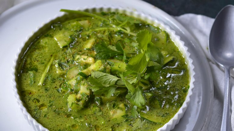 Jarní zelená polévka s bylinkovým pestem