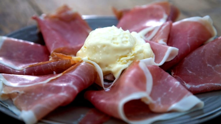 Prosciuto di parma con gelato di parmigiano (Parmská šunka s parmazánovou zmrzlinou) Prosciuto di parma con gelato di parmigiano (Parmská šunka s parmazánovou zmrzlinou)