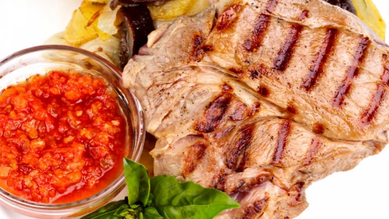 Grilované vepřové kotlety s tomatovou omáčkou a pečenými bramborami Grilované vepřové kotlety s tomatovou omáčkou a pečenými bramborami