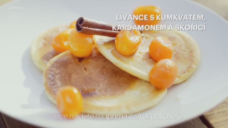 Lívance s kumkvatem, kardamonem a skořicí Lívance s kumkvatem, kardamonem a skořicí