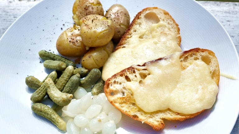 Sýr raclette s chlebem a bramborami