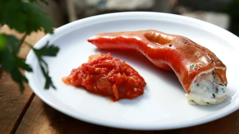 Papriky plněné kozím sýrem s rajčatovou salsou
