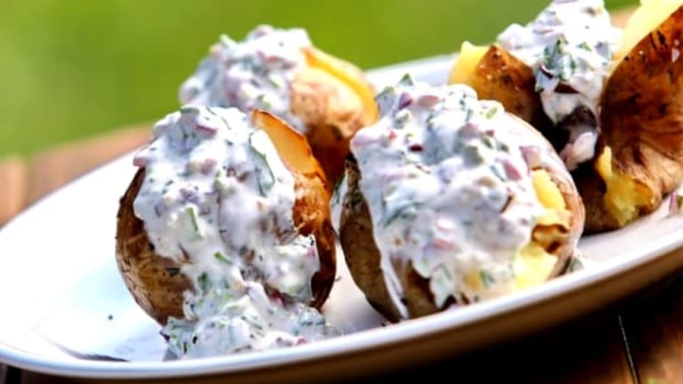VIDEO: Pečené brambory s bílým jogurtem 