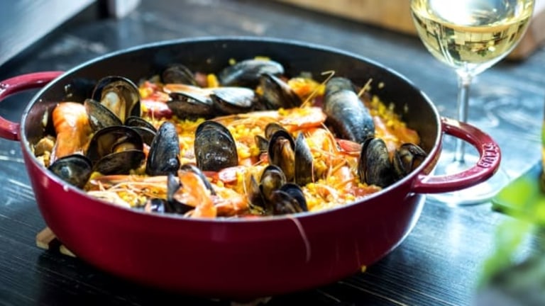 Tradiční španělská paella s mořskými plody podle Pohlreicha