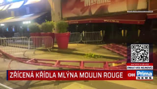 Křídla větrného mlýna, symbolu známého kabaretu Moulin Rouge, se zřítila