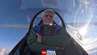 Prezident Pavel popřál k Velikonocům z kabiny akrobatického letadla