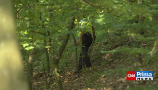 Náhodná kolemjdoucí objevila na lesní cestě zakrváceného muže