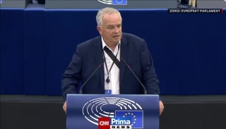 Slovenský europoslanec vytáhl v Evropském parlamentu bílou holubici