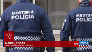 Rozzuřený dav na Slovensku obklíčil policistu