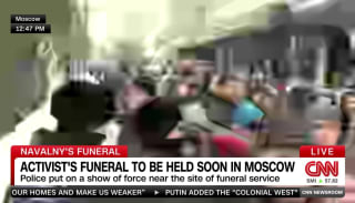 Reportér CNN Matthew Chance informuje o pohřbu Navalného