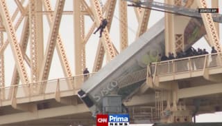Kamion visel z mostu nad řekou Ohio