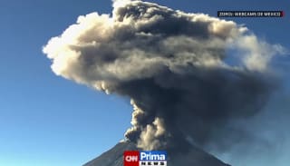 Sopka Popokatepetl chrlí kouř