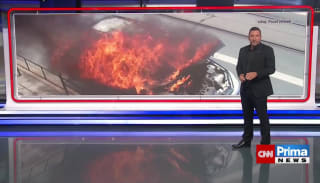 VIDEO: Plameny zachvátily automobil v centru Brna. Řidič a spolujezdci s ohněm bojovat nedokázali