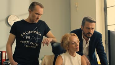 Záběry z filmu Příliš osobní známost. Záběry z filmu Příliš osobní známost.