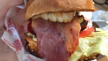 Vážně ten burger vyplazuje jazyk? Vážně ten burger vyplazuje jazyk?