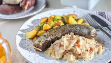 Byliny, které vládnou české kuchyni: majoránka je tradiční součástí českých receptů, koření především syté a tučné pokrmy jako jsou zabijačkové speciality (jelita, jitrnice, prdelačka) Byliny, které vládnou české kuchyni: majoránka je tradiční součástí českých receptů, koření především syté a tučné pokrmy jako jsou zabijačkové speciality (jelita, jitrnice, prdelačka)