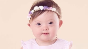 4letá dívka s Downovým syndromem pózuje jako modelka 1 4letá dívka s Downovým syndromem pózuje jako modelka 1