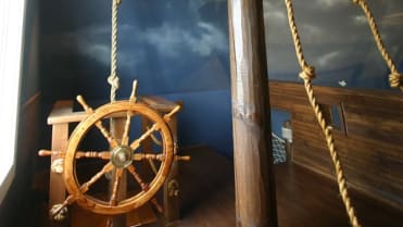 Pirátský pokoj navrhl a vytvořil designér Steve Kuhl. Místnosti dominuje loď, do které se nastupuje po lanovém mostě Pirátský pokoj navrhl a vytvořil designér Steve Kuhl. Místnosti dominuje loď, do které se nastupuje po lanovém mostě