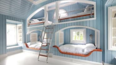 Úžasné království pro malé námořníky. Postel – loď se do přístavu nevrací, stále pluje po modré podlaze Úžasné království pro malé námořníky. Postel – loď se do přístavu nevrací, stále pluje po modré podlaze