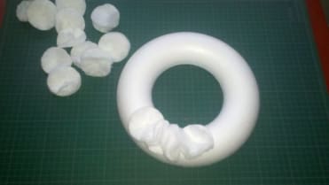 První řadu tamponků začněte připichovat po obvodu zhruba do středu korpusu. Snažte se o dodržení stejné vzdálenosti, ty naše jsou asi 2,5 centimetru od sebe První řadu tamponků začněte připichovat po obvodu zhruba do středu korpusu. Snažte se o dodržení stejné vzdálenosti, ty naše jsou asi 2,5 centimetru od sebe