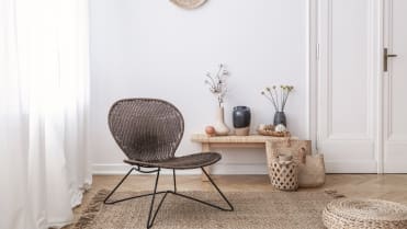 Nevyhýbejte se ani proutěnému nábytku. Minimalistické křeslo vypadá skvěle Nevyhýbejte se ani proutěnému nábytku. Minimalistické křeslo vypadá skvěle