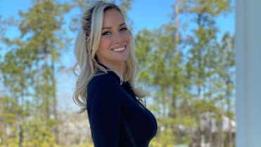 Paige Spiranac to sekne na trávníku i mimo něj Paige Spiranac to sekne na trávníku i mimo něj