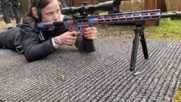 Taky vám tato 31letá žena připomíná jistou 16letou aktivistku? Taky vám tato 31letá žena připomíná jistou 16letou aktivistku?