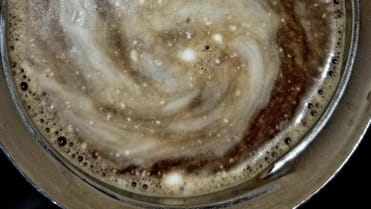 Kafe, které vypadá jako pohled do vesmíru. Kafe, které vypadá jako pohled do vesmíru.