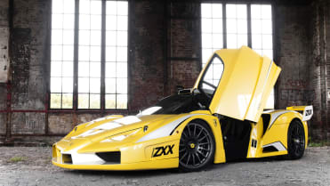 10. Ferrari Enzo- Model Enzo využívá technologie z Formule 1, dvanáctiválcový motor - Tipo F140B s objemem 6 litrů, který vyprodukuje výkon 660 koní, umožňuje dosáhnout maximální rychlosti 355 km / ha zrychlení z nuly na 100 km / h za 3,27 s. 10. Ferrari Enzo- Model Enzo využívá technologie z Formule 1, dvanáctiválcový motor - Tipo F140B s objemem 6 litrů, který vyprodukuje výkon 660 koní, umožňuje dosáhnout maximální rychlosti 355 km / ha zrychlení z nuly na 100 km / h za 3,27 s.